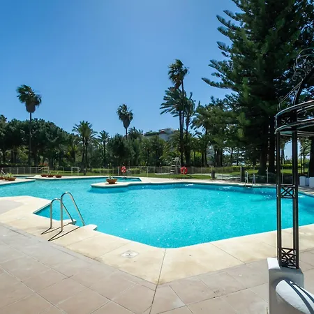 Marbella Banus Suites - Banus - Playa Del Duque - Luxury Beachfront Complex - 2Br - 2Ba - Direct Beach Access - Just 3 Min Walk To Puerto Banus Marina - Outdoor Terrace - 35,000 M2 Tropical Gardens - 3 Pools - 2 Onsite Restaurants - Ideal For Familie Appartement *