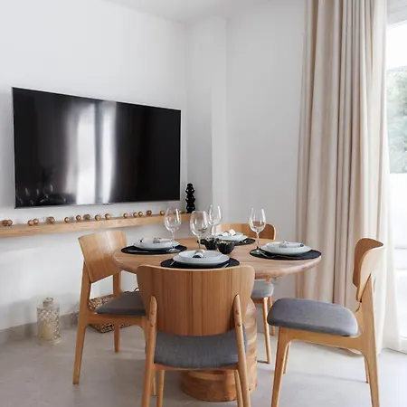 Marbella Banus Suites - Banus - Playa Del Duque - Luxury Beachfront Complex - 2Br - 2Ba - Direct Beach Access - Just 3 Min Walk To Puerto Banus Marina - Outdoor Terrace - 35,000 M2 Tropical Gardens - 3 Pools - 2 Onsite Restaurants - Ideal For Familie