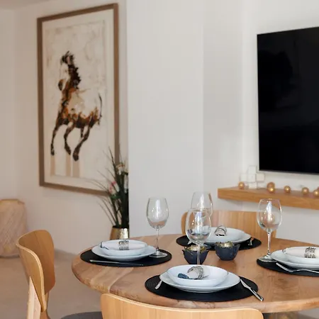Marbella Banus Suites - Banus - Playa Del Duque - Luxury Beachfront Complex - 2Br - 2Ba - Direct Beach Access - Just 3 Min Walk To Puerto Banus Marina - Outdoor Terrace - 35,000 M2 Tropical Gardens - 3 Pools - 2 Onsite Restaurants - Ideal For Familie Appartement