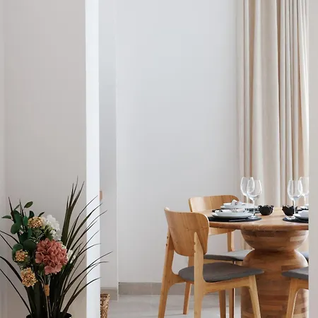 Marbella Banus Suites - Banus - Playa Del Duque - Luxury Beachfront Complex - 2Br - 2Ba - Direct Beach Access - Just 3 Min Walk To Puerto Banus Marina - Outdoor Terrace - 35,000 M2 Tropical Gardens - 3 Pools - 2 Onsite Restaurants - Ideal For Familie Marbella